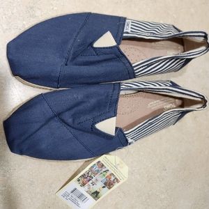 Men's Tom's size 9.5